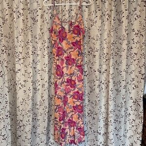 Women’s long floral dress
Size Medium